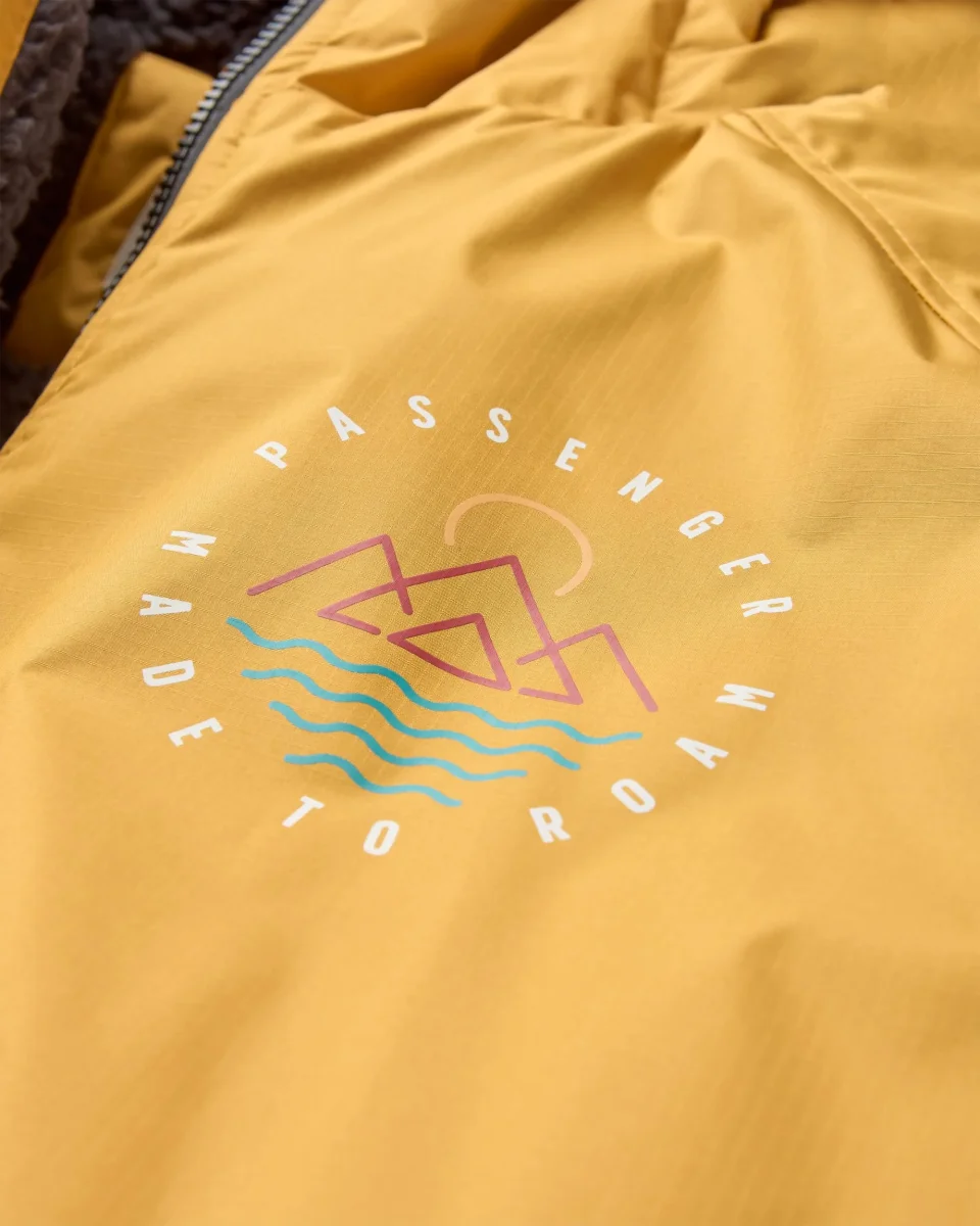 Poncho de surf recyclé doublé sherpa Escapism - Jaune Épicéa – Image 8