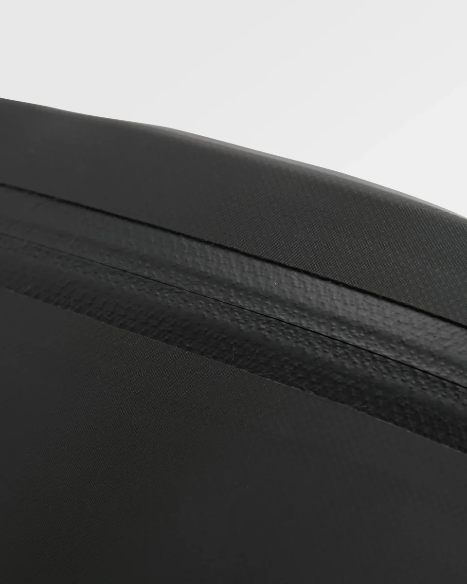 Sac banane en nylon recyclé Tide - Noir – Image 8