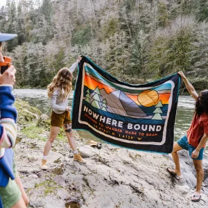 Couverture Sherpa Recyclée Nomadic - Imprimé Noir 'Nowhere Bound'