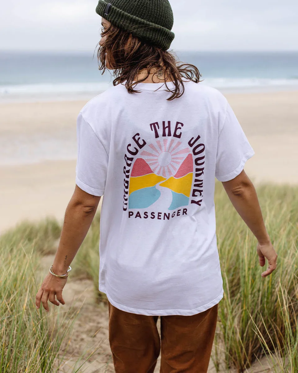 T-shirt en coton recyclé "Embrace The Journey" - Blanc – Image 4