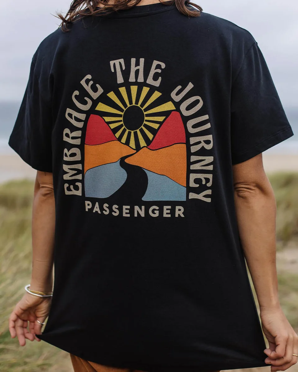 T-shirt en coton recyclé "Embrace The Journey" - Noir – Image 3