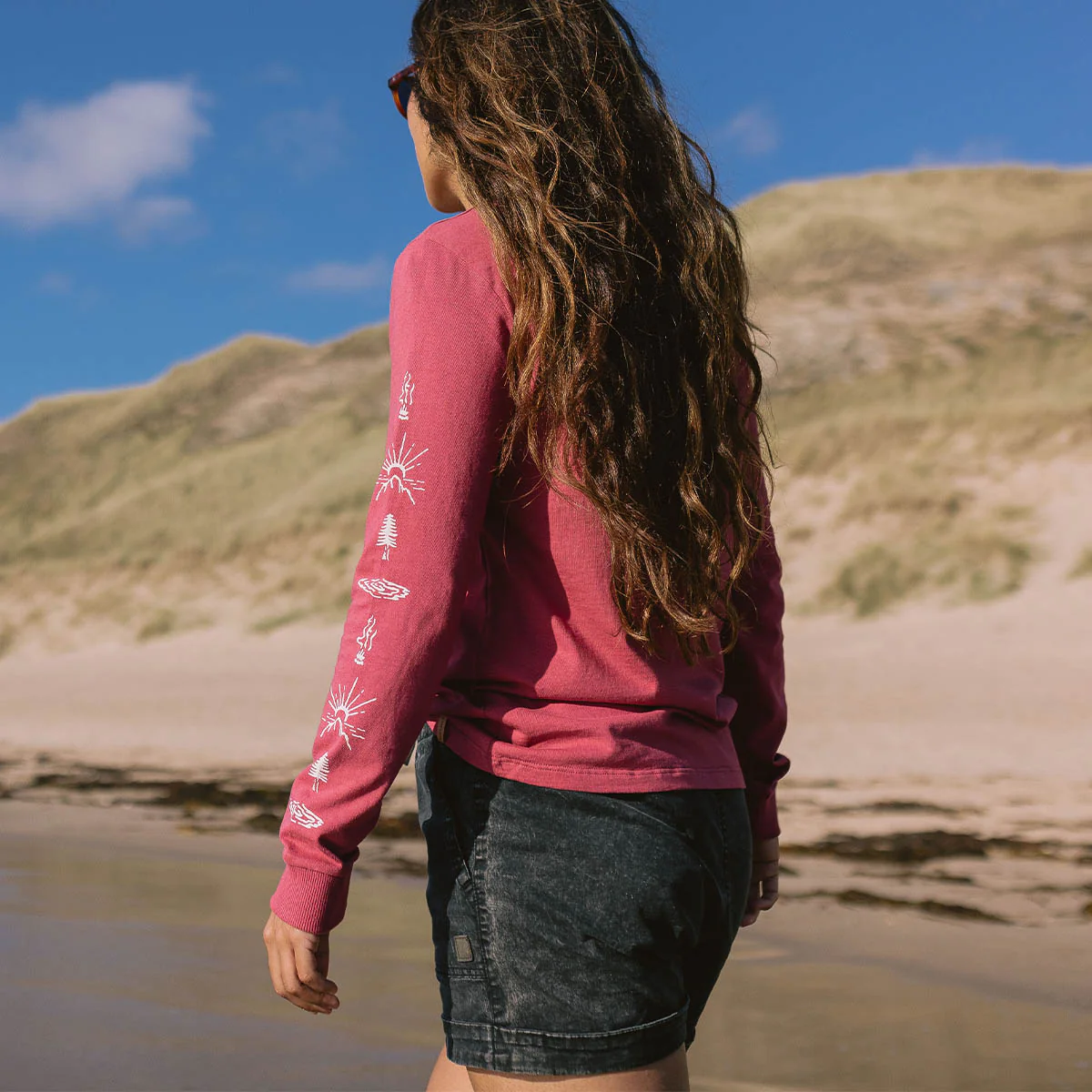 T-shirt manches longues en coton recyclé Dawn - Rouge Terre – Image 4