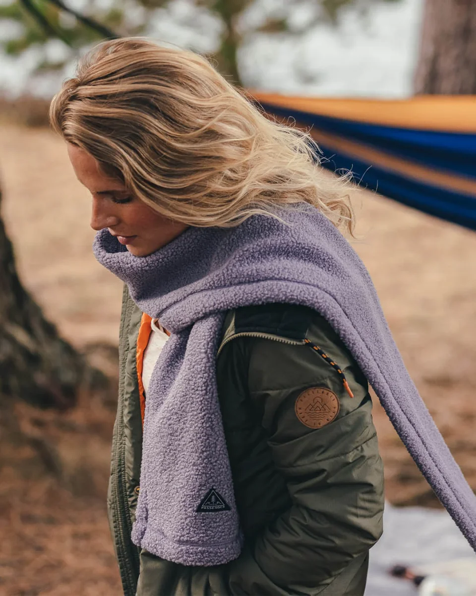 Écharpe en polaire sherpa recyclée Snug - Lilas Poudré – Image 2