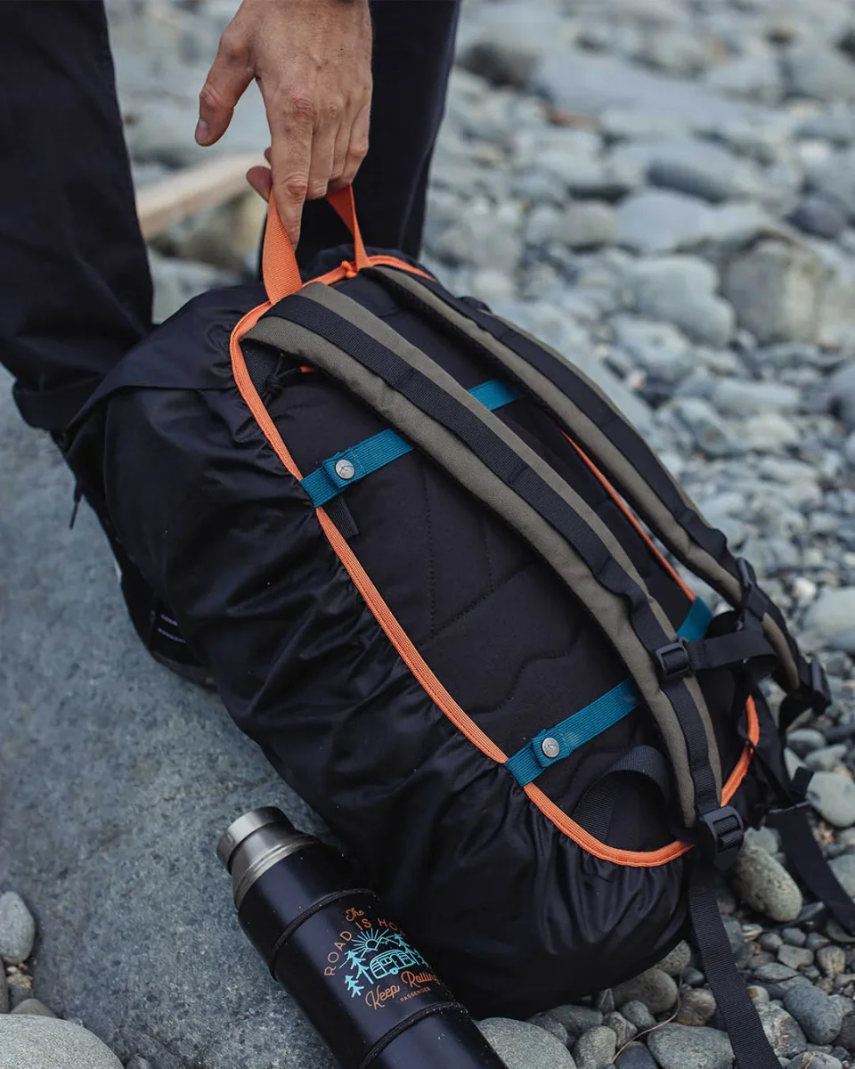 Housse de Sac à Dos Recyclée (18-35L) - Noir – Image 2