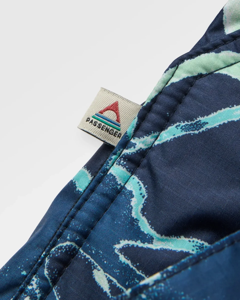 Poncho de surf recyclé en sherpa Waves - Frost Rich Navy – Image 5