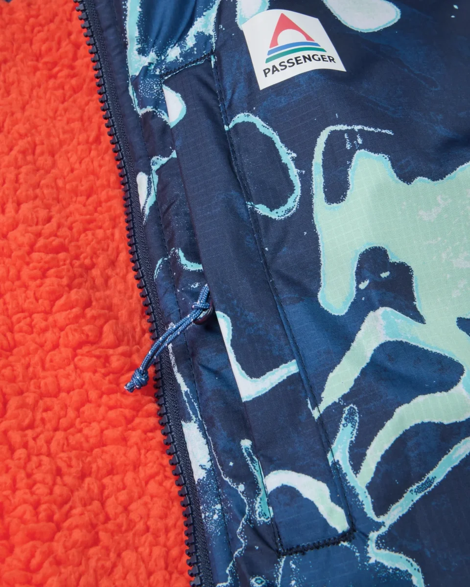 Poncho de surf recyclé en sherpa Waves - Frost Rich Navy – Image 6