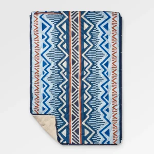 C-XST-wxjq2Bvh-mj9JYhqOtt6MwtDxwgyMX1JC5wgc.jpgv1762203694 Couverture en Sherpa Recyclée Cabin - Mountain Geo Gris Bleu