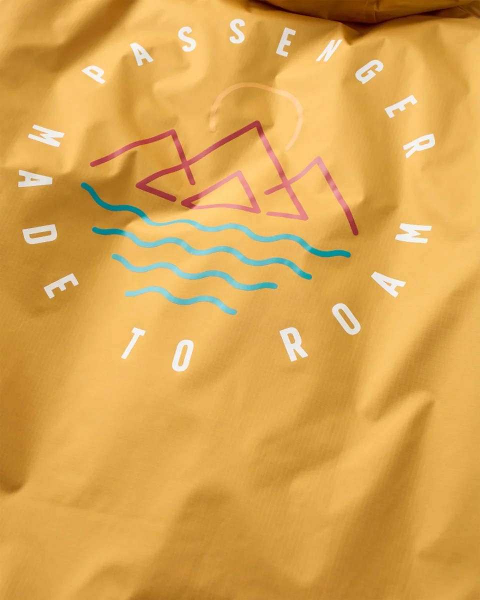 Poncho de surf recyclé doublé sherpa Escapism - Jaune Épicéa – Image 9