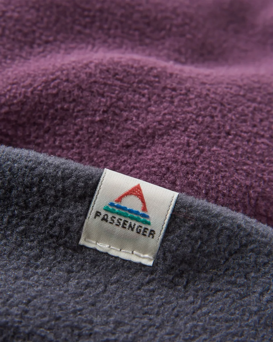 Bonnet en polaire recyclée Set Off - Deep Plum/Charcoal – Image 4