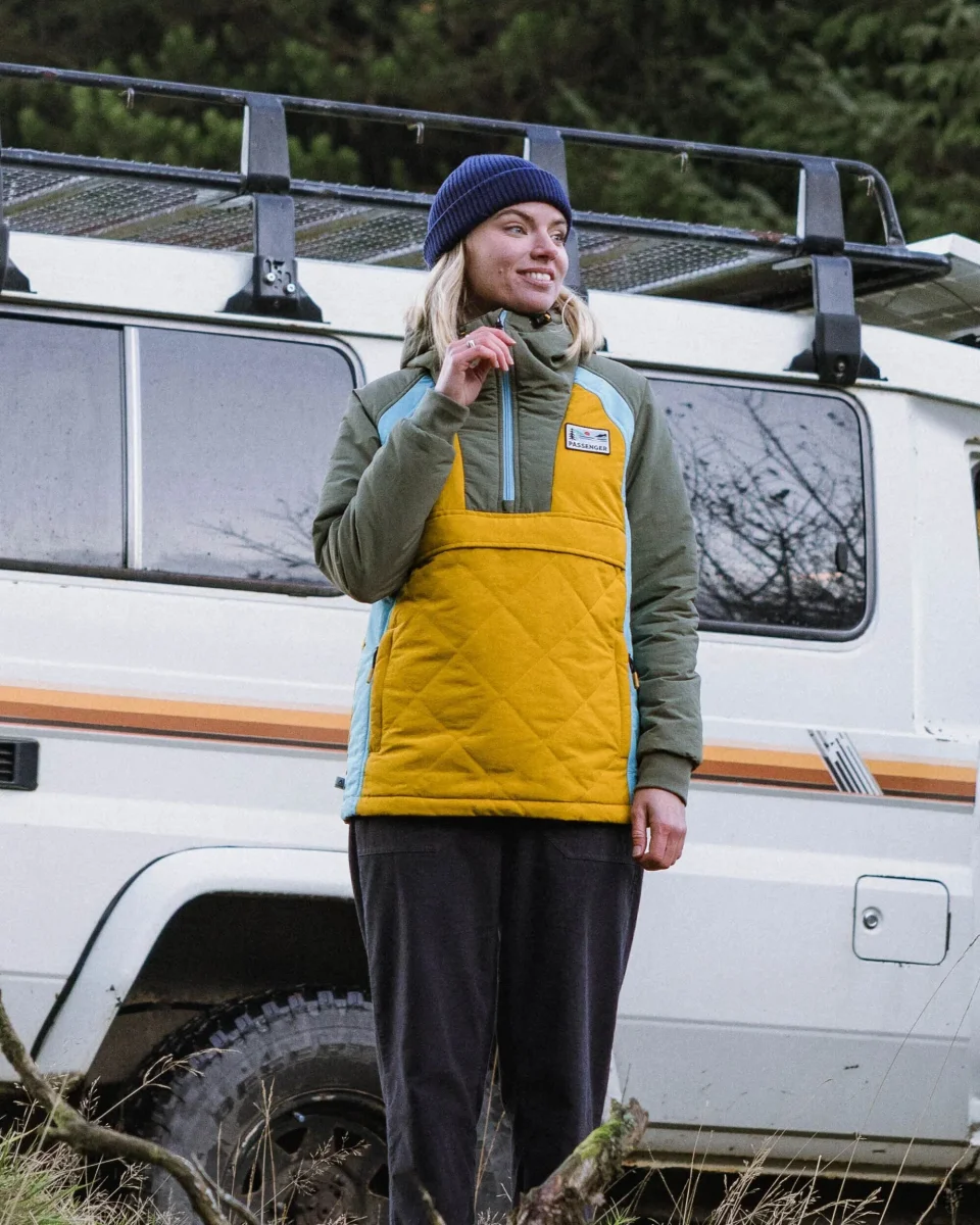 Anorak isolant recyclé à partir d’océan - olive poussiéreuse/jaune héritage