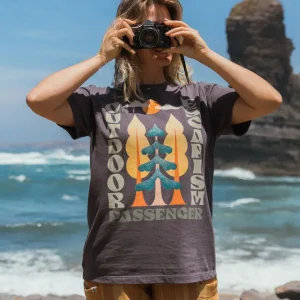 G3Om_bwdw91T_zfv39NDCplpUFP4crtYz8Nu-XwByzI.jpgv1749631826 T-shirt Recyclé pour Femmes Tall Pines - Charbon