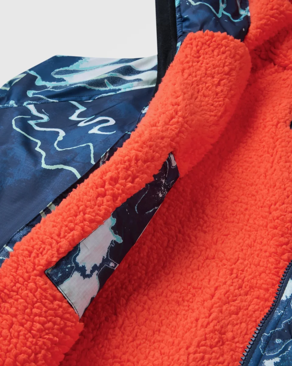 Poncho de surf recyclé en sherpa Waves - Frost Rich Navy – Image 3