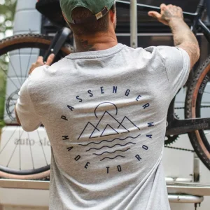 KPhZ5Yqc8Nau_ss9WCmpFryUf8qJ911_ESDVVnwWJA0.jpgv1756685671 T-shirt en Coton Recyclé Escapism - Gris Chiné