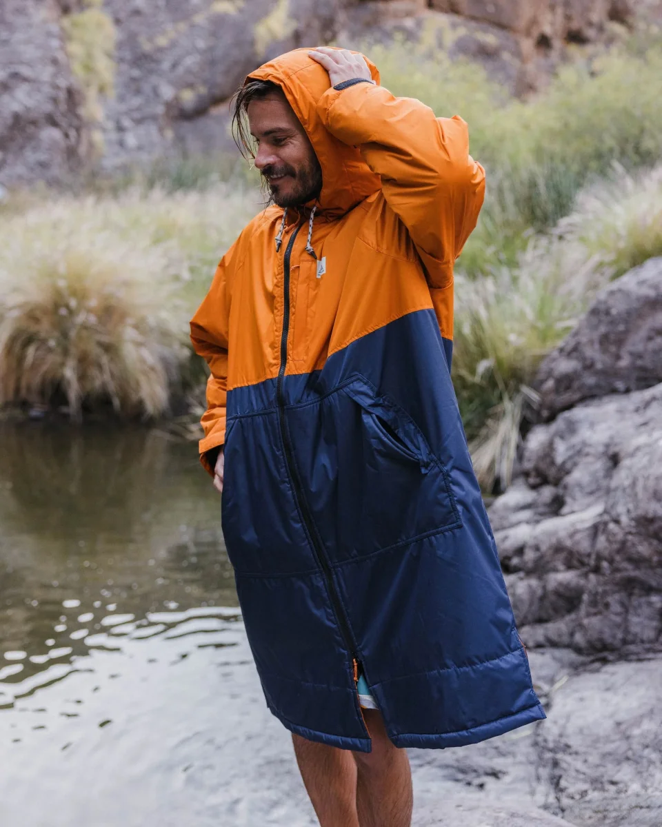 Poncho de Surf Doublé en Sherpa Recyclé Waves - Orange Lever de Soleil/Bleu Marine – Image 4