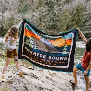 QnA_3tfPgNfzVPqe2jo00byC32NtwfU9GT3Unva8ZRU.jpgv1756588751 Couverture en Sherpa Recyclée Cabin - Noir Imprimé 'Nowhere Bound'