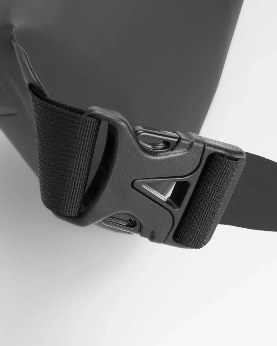 Sac banane en nylon recyclé Tide - Noir – Image 6