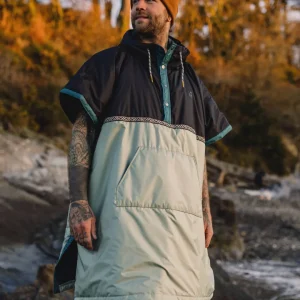 Robes-65-4_5Ratio.jpgv1700174951 Poncho de Surf Recyclé Outback à Enfiler - Vrai Noir/Pistache