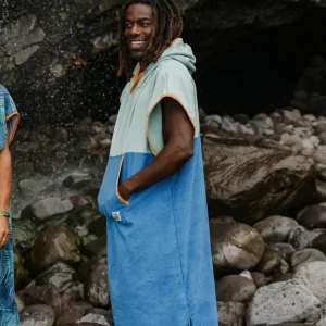 Poncho de surf en serviette recyclée Tulum - Surf Spray/ Moonlight Blue