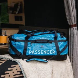 VqANu2C0Mdom3YShOh8DTj-SiP5SZHfZ4s1bgvlH5SM.jpgv1754929526 Sac de sport recyclé Roamer 60L - Bluejay