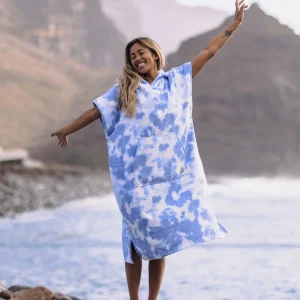 c5giW4I6hPAe_eLxEZo2ecUhTUh1AoIVAY44E9-yrUk.jpgv1756475160 Poncho en Serviette Recyclée Tulum - Tie Dye Bleuet
