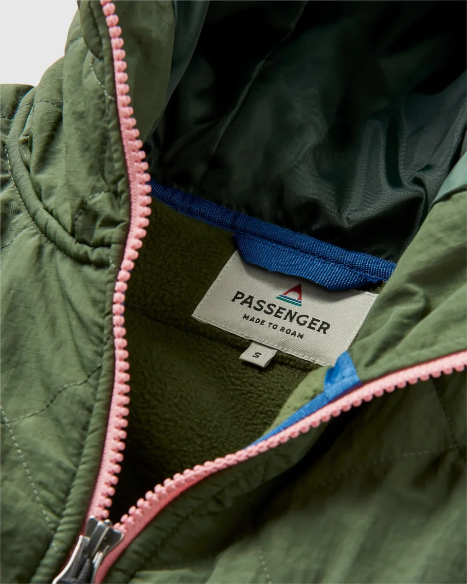 Polaire à Capuche en Sherpa Recyclée Beaumont - Montagne Abstraite Sapin – Image 6