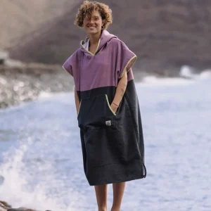 d8sN5XurzIOZxnIxc8wo2x7vc-tjrqMZDC6vhc2Kk4c.jpgv1756500035 Poncho en Serviette Recyclée Tulum - Raisin / Charbon