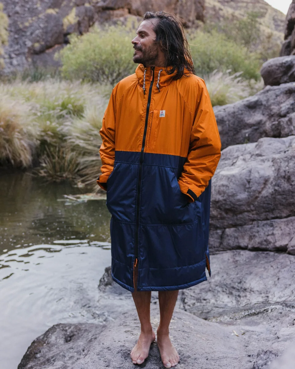 Poncho de Surf Doublé en Sherpa Recyclé Waves - Orange Lever de Soleil/Bleu Marine – Image 5