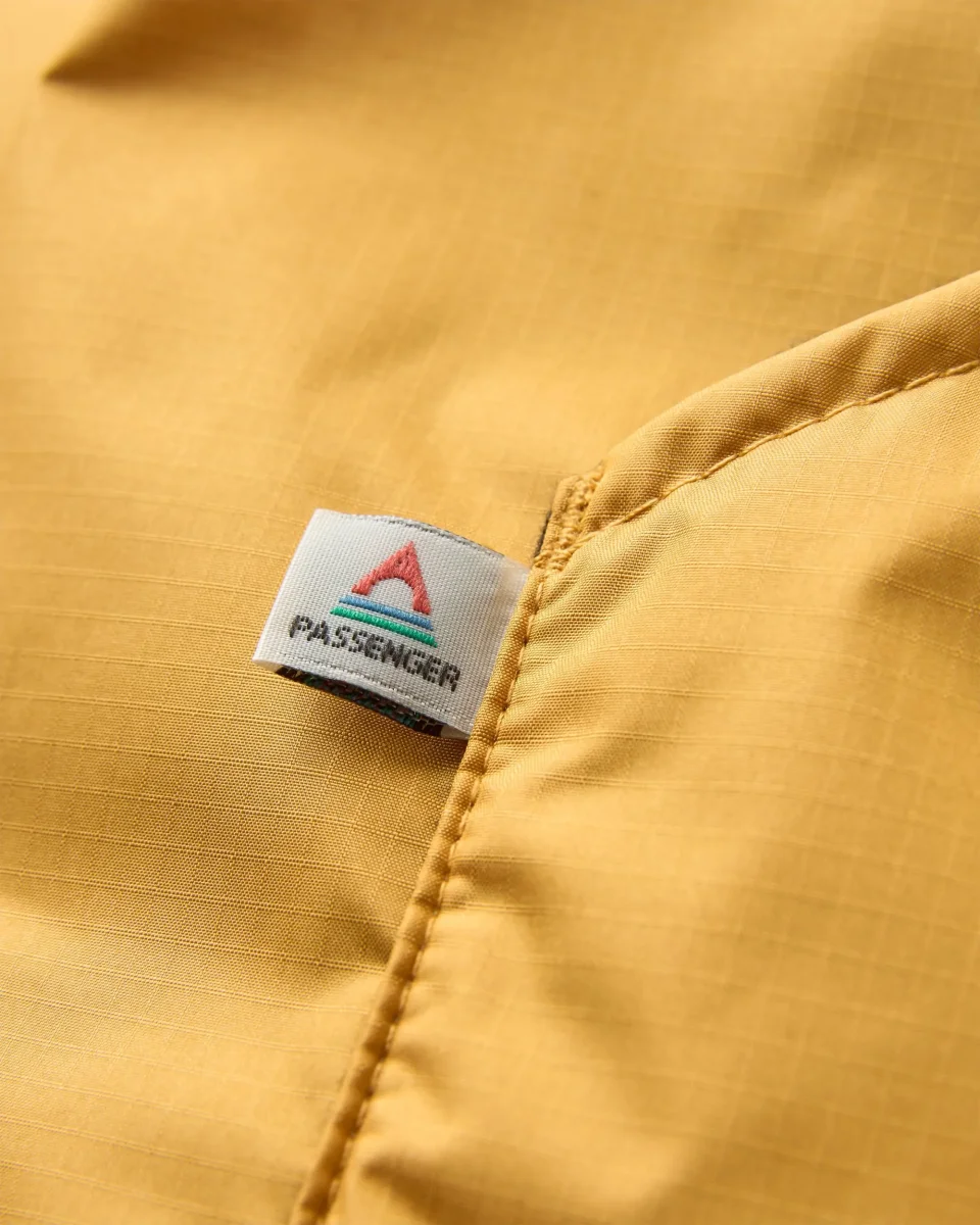 Poncho de surf recyclé doublé sherpa Escapism - Jaune Épicéa – Image 4