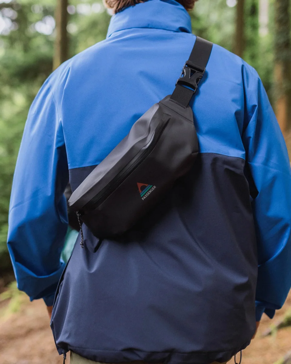 Sac banane en nylon recyclé Tide - Noir – Image 2