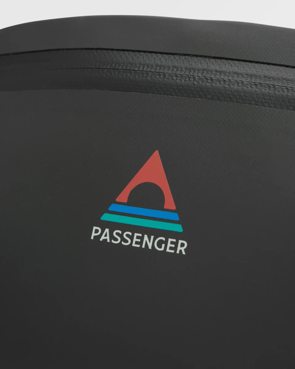 Sac banane en nylon recyclé Tide - Noir – Image 7