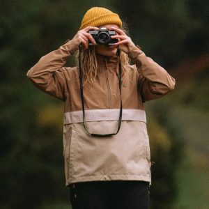 sDtUNmwdbUZduAF0ytDzx0PjxXnOsKrIO-SmqjG_ElU.jpgv1765274757 Anorak Imperméable Recyclé Skyline - Caramel/Stone