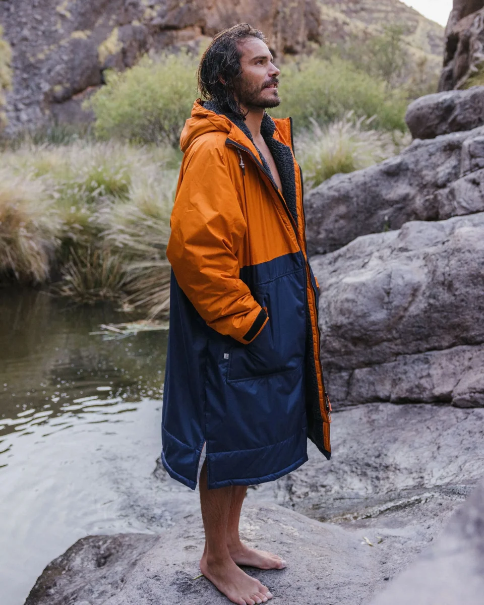 Poncho de Surf Doublé en Sherpa Recyclé Waves - Orange Lever de Soleil/Bleu Marine – Image 3