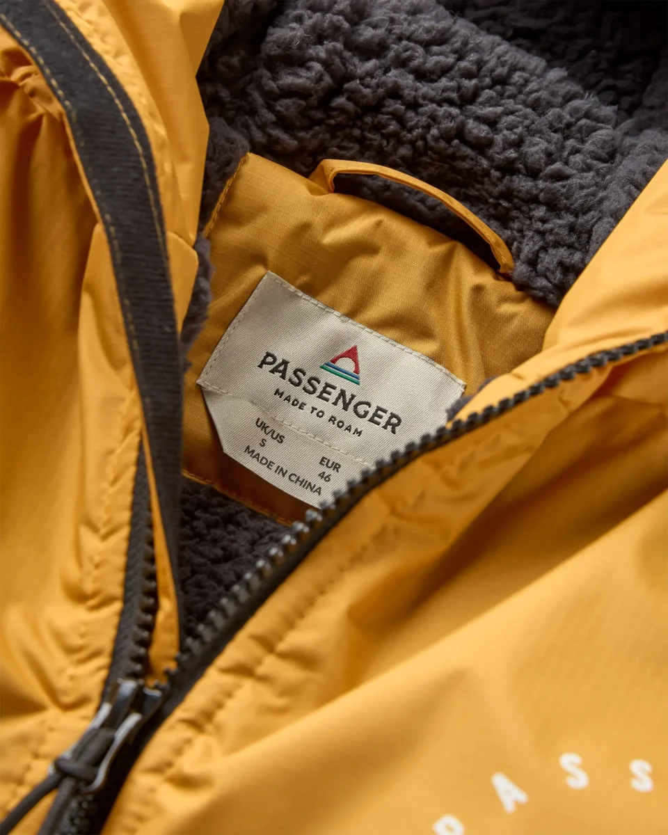 Poncho de surf recyclé doublé sherpa Escapism - Jaune Épicéa – Image 3