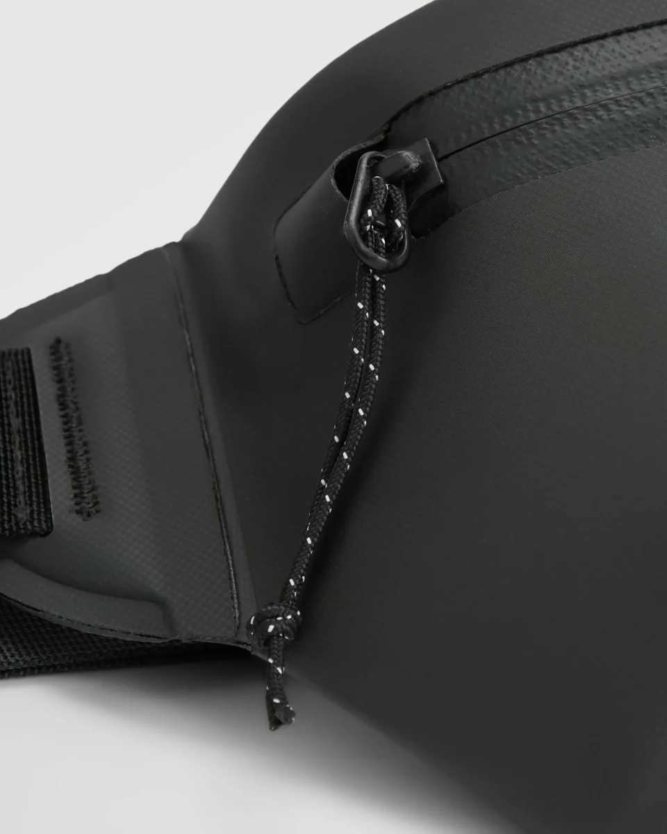 Sac banane en nylon recyclé Tide - Noir – Image 9